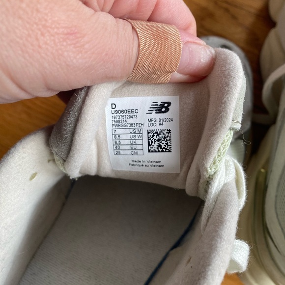 New Balance 9060 | 8.5 womens - Picture 4 of 4